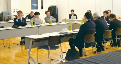 写真：観光振興ビジョン策定に向けた基本方針について協議する委員会