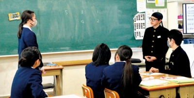 写真：ロールプレーイングで相手が不快にならない言い方を実践する生徒たち