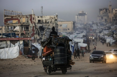 写真：多くの荷物を積んで町を走る三輪車＝２６日、パレスチナ自治区ガザ（ゲッティ＝共同）