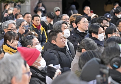写真:衆院選の街頭演説に集まった人たち=27日午前9時44分、東京都内