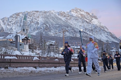 写真：コルティナダンペッツォで行われたミラノ・コルティナ冬季五輪の聖火リレー＝２６日（共同）