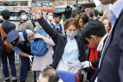 写真：２０２４年の衆院選の街頭演説会場で、手荷物検査などを受ける人たち＝東京都内
