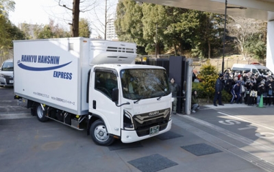 写真：中国に返還される双子のジャイアントパンダ、シャオシャオとレイレイを乗せて上野動物園を出発するトラック＝２７日午後、東京都台東区