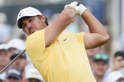 写真:全米オープン選手権でティーショットを放つブルックス・ケプカ=2025年6月、オークモント(AP=共同)