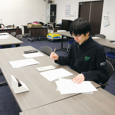 写真:届いた願書に不備がないか入念に確認する大学職員