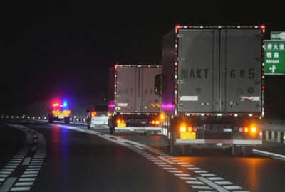 写真：中国ジャイアントパンダ保護研究センターの「雅安碧峰峡基地」に向かう、双子のジャイアントパンダ、雄シャオシャオと雌レイレイを載せたトラック＝２８日、中国四川省（共同）