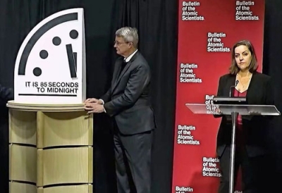 写真：人類滅亡と見立てた午前０時までの残り時間を示す「終末時計」＝ワシントン（２７日の米誌の発表中継から・共同）