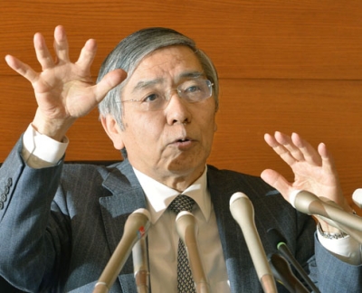 写真：金融政策決定会合後に記者会見する日銀の黒田総裁＝２０１５年１２月１８日、日銀本店