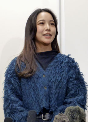 写真:欧州への出発前に取材に応じるノルディックスキー・ジャンプ女子の高梨沙羅=28日、羽田空港