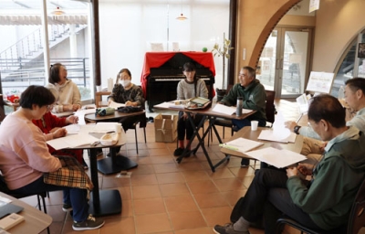 写真：福島県双葉町で、口承で伝わってきた昔話の朗読劇に取り組む住民＝２０２５年１１月