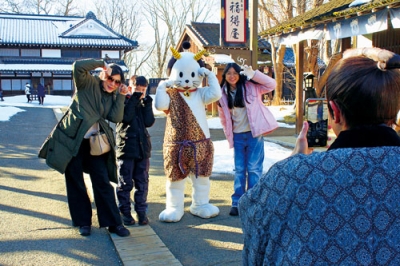 写真：訪日客にも人気の鬼ニャンまげ＝昨年２月１日