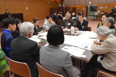 写真：消滅可能性自治体からの脱却に向けて意見を交わす参加者たち