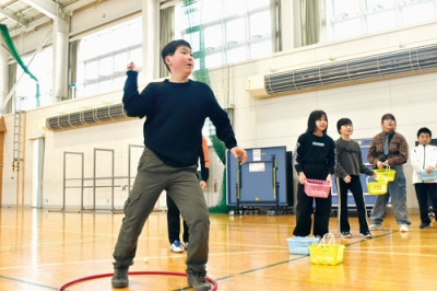 写真：心の鬼に元気いっぱいピンポン玉をぶつける児童たち