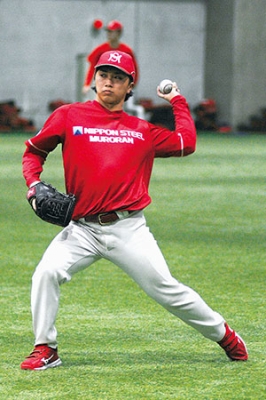 写真：フォームを確認しながら調整する石井投手