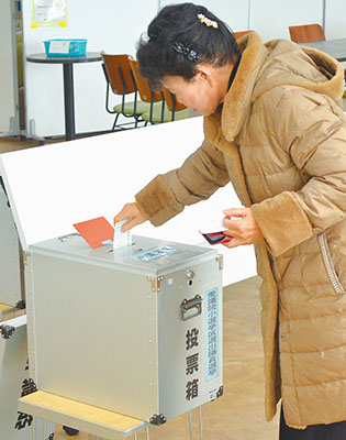 写真:願いを託して一票を投じる有権者=28日午前、FKホールディングスきらん