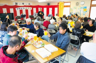 写真:新年会で交流を深める参加者