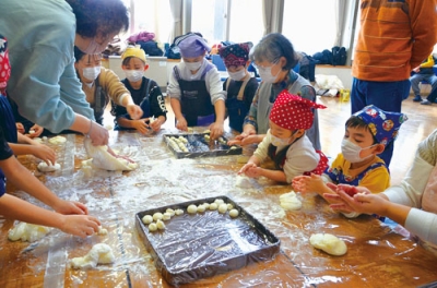 写真:ついた餅を丸める子どもたち