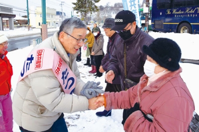 写真：洞爺湖町での演説を終え、支援者と握手する立野候補