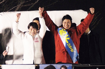 写真：必勝を誓う高市首相（左）と松下候補＝２８日午後５時５０分、苫小牧市木場町