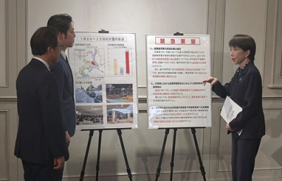 写真：鈴木直道知事（左から２人目）から大雪に関する緊急要望を受ける高市首相＝２８日午後、札幌市