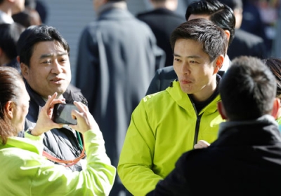 写真：東京・秋葉原での公示第一声を終えた日本維新の会の吉村代表＝２７日