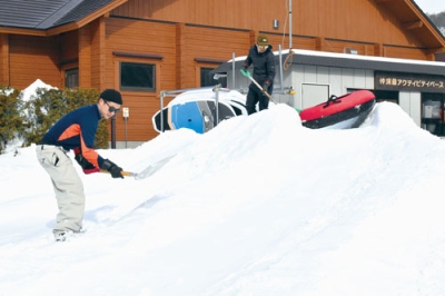 写真:スノーチューブの滑り台を製作する関係者