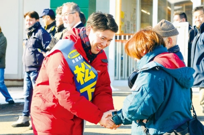 写真:有権者と握手を交わす松下候補