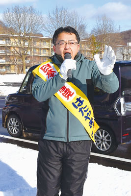 写真：「働く人の暮らしを応援したい」と訴える畠山候補＝２９日午前１０時１０分、室蘭市中島本町