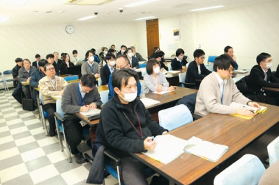 写真：投票事務の注意点などを確認する市職員