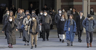写真：通勤する人たち＝３０日午前、ＪＲ東京駅前