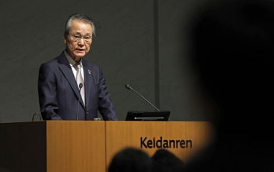 写真：「労使フォーラム」であいさつする経団連の筒井義信会長＝３０日午前、東京都内