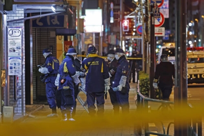 写真：現金入りのスーツケースが奪われた現場付近を調べる警視庁の捜査員＝３０日午前０時９分、東京都台東区