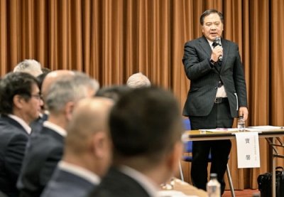 写真：第９８回選抜高校野球大会の２１世紀枠候補の推薦理由説明会であいさつする日本高野連の宝馨会長＝３０日午前、大阪市北区（代表撮影）