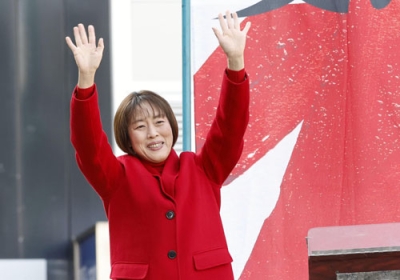 写真：赤いコートを羽織り、公示第一声で有権者に手を振る共産党の田村委員長＝２７日、東京・池袋