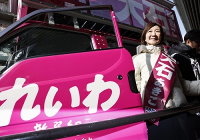 写真：街頭演説を終え、選挙カーに乗り込むれいわ新選組の大石共同代表＝２７日、大阪市