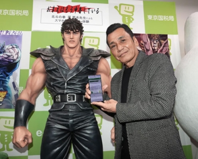 写真：スマートフォンを使った確定申告のＰＲイベントに参加した「北斗の拳」作画の原哲夫さん＝２９日午後、東京都武蔵野市の武蔵野税務署