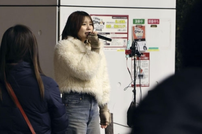 写真：川崎駅東口駅前広場で路上ライブをする上瀧有羽さん