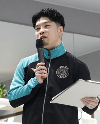 写真：開設したボクシングジムのお披露目会であいさつする田中恒成さん＝岐阜県多治見市