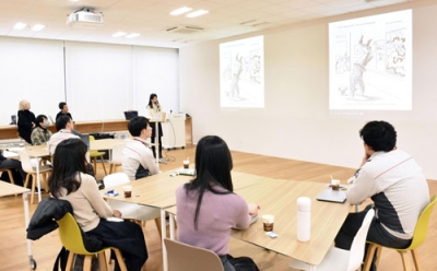 写真：雰囲気について議論する研究者（中央奥）と島津製作所の社員＝２０２５年２月、京都市中京区の同社本社