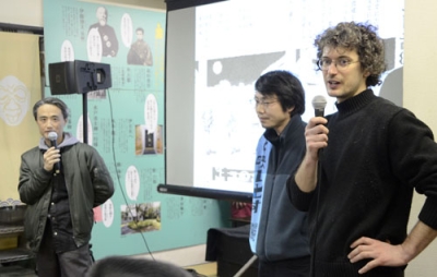 写真：「さいはてのキャバレー」を震災遺構として保存するよう訴えた出村正幸さん（左）のドキュメンタリー映画を製作しているトマゾ・バルベッタさん（右）＝東京都品川区