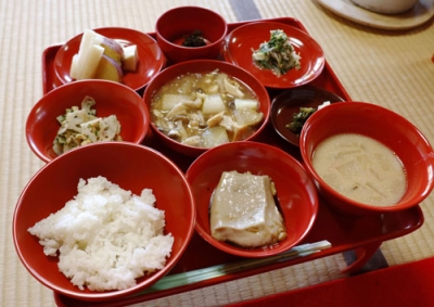 写真：東林院の料理教室で作った、ごま豆腐（手前中央）などの精進料理＝２０２５年１２月、京都市右京区