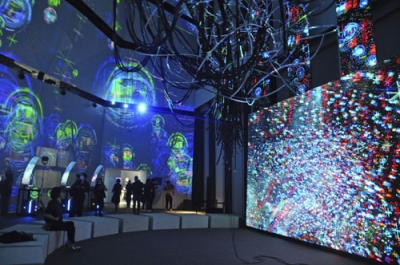 写真：作品の数々の場面を使ったプロジェクションマッピング＝東京都港区