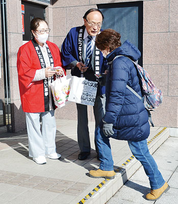 写真：買い物客らに投票を呼びかける参加者