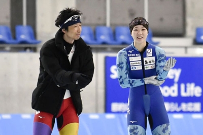 写真:スピードスケートの吉田雪乃(右)と言葉を交わす及川佑コーチ=25日、青森県八戸市