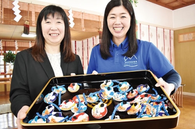 写真：豊浦中３年生の合格を願って手作りされたホタテ貝のお守り