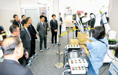 写真:人手不足の中、産業用ロボット活用への注目度が高まっている