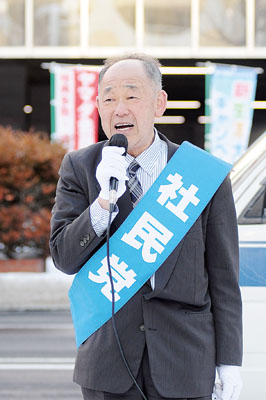 写真:「食料品の消費税ゼロをなんとしても実現したい」と訴える鳴海候補=30日午後4時5分、室蘭市中島町のヤマダデンキ前