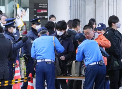 写真:自民党総裁の高市首相らの街頭演説会場で実施された手荷物検査=27日、東京・秋葉原