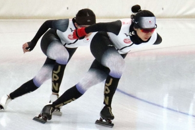 写真:合宿で力強い滑りを見せる高木美帆(右)=ドイツ・インツェル(共同)