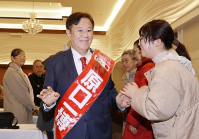 写真：出陣式で支持者と握手する減税ゆうこく連の原口共同代表＝２７日、佐賀市